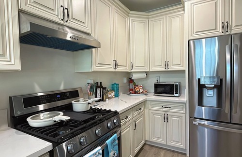 Mid Central Condominio | Charming 2-bedroom condo with WiFi, AC in beautiful Pasadena