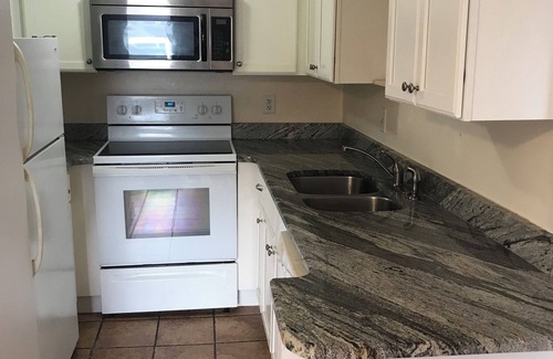 Shalimar Condominio | Charming 2-bedroom condo w/AC Shalimar's best kept secret - Walk to sunset