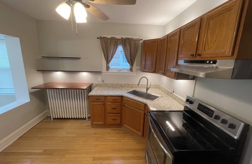Jefferson Park Condominio | Charming 2-bedroom condo with WiFi, AC in lovely Chicago. Ample parking,