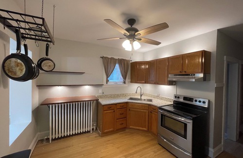 Jefferson Park Condominio | Charming 2-bedroom condo with WiFi, AC in lovely Chicago. Ample parking,