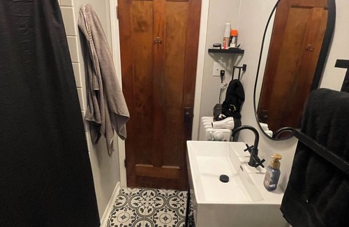 Jefferson Park Condominio | Charming 2-bedroom condo with WiFi, AC in lovely Chicago. Ample parking,