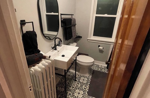 Jefferson Park Condominio | Charming 2-bedroom condo with WiFi, AC in lovely Chicago. Ample parking,