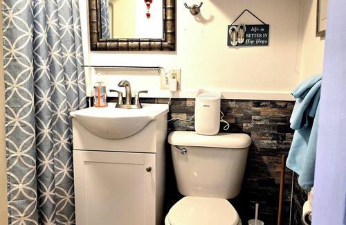 Weirs Beach Condominio | Charming 2-bedroom condo with WiFi, AC in delightful weirs beach Laconia