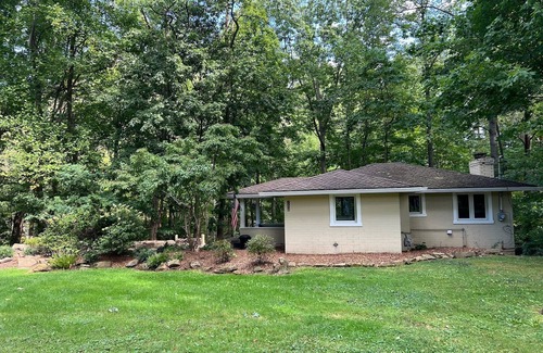 Willoughby Hills Casa | Charming 2-Bedroom Cottage on Scenic Property in Kirtland