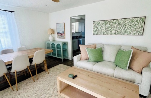 Park East Cabaña | Charming 2-bedroom cottage in brilliant downtown Sarasota with Wi-Fi, AC