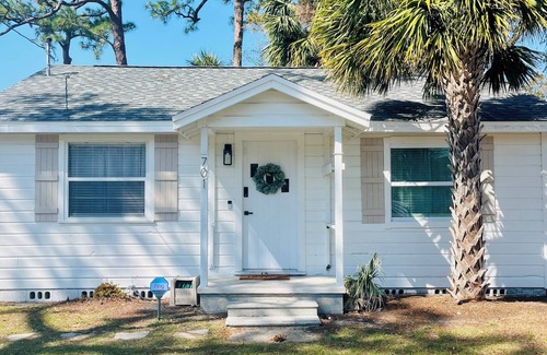 Park East Cabaña | Charming 2-bedroom cottage in brilliant downtown Sarasota with Wi-Fi, AC