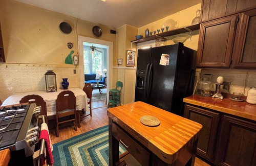Savannah Cabaña | Charming 2-bedroom cottage with fenced yard is pet friendly and waiting for you!