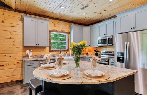 Walland Cabaña | Charming 2-bedroom cottage with Hot tub, Fire Pit, WiFi, AC in Walland