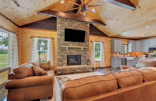 Walland Cabaña | Charming 2-bedroom cottage with Hot tub, Fire Pit, WiFi, AC in Walland