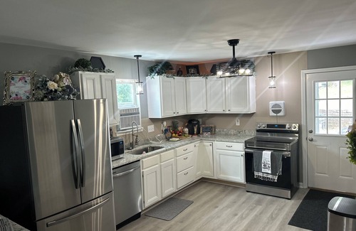 Big Rock Cabaña | Charming 2-bedroom cottage in lovely Cadiz with WiFi, AC