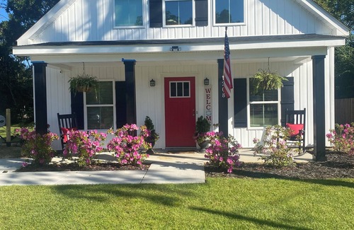 Burgaw Casa | Charming 2-bedroom Farm house located in the historical down town burgaw