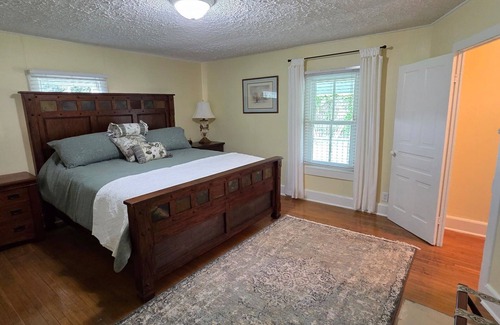Seymour Otro | Charming 2-bedroom farmhouse in the foothills of the Great Smoky Mountains