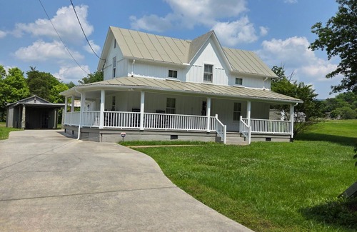 Seymour Otro | Charming 2-bedroom farmhouse in the foothills of the Great Smoky Mountains