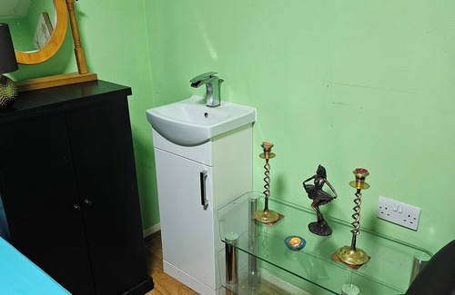 High Wycombe Casa | Charming 2-bedroom house in Highwycombe with WiFi and AC