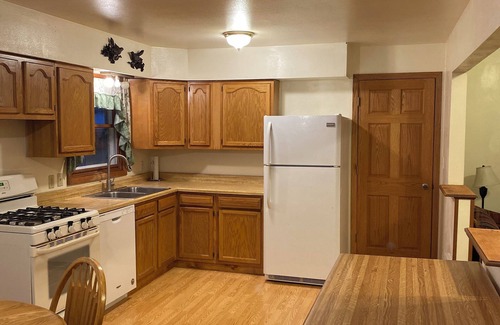 Lake Geneva Casa | Charming 2-bedroom house with AC, WiFi , 5 minutes from lake Geneva WI.