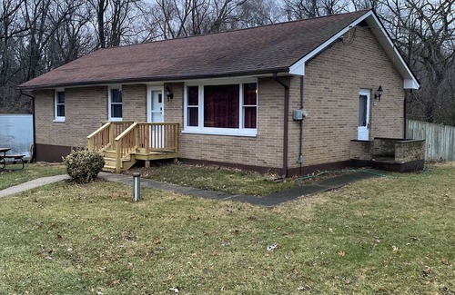 Lake Geneva Casa | Charming 2-bedroom house with AC, WiFi , 5 minutes from lake Geneva WI.