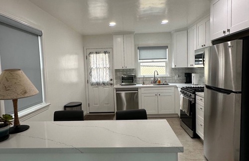 Point Loma Heights Casa | Charming 2-bedroom house in Point Loma California with garage and outdoor patio.