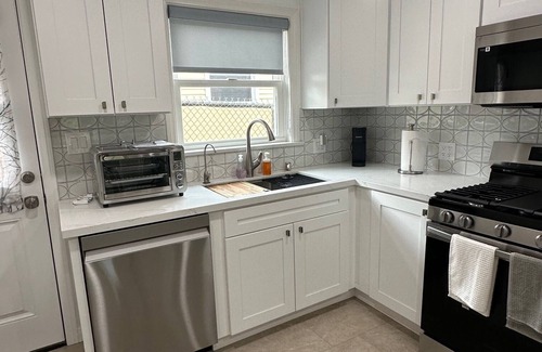 Point Loma Heights Casa | Charming 2-bedroom house in Point Loma California with garage and outdoor patio.