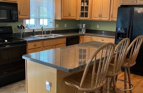 Westbrook Center Casa | Charming 2-bedroom house with AC and WiFi in Westbrook