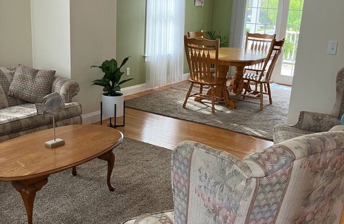 Westbrook Center Casa | Charming 2-bedroom house with AC and WiFi in Westbrook