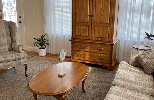 Westbrook Center Casa | Charming 2-bedroom house with AC and WiFi in Westbrook
