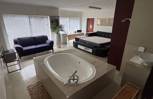 Trawal Casa | Charming 2-bedroom house in fabulous Cape Town with WiFi