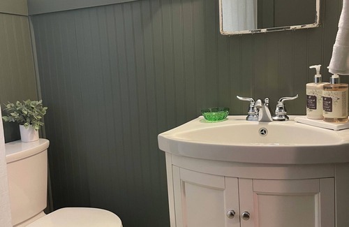 Arapahoe Casa | Charming 2-bedroom house in Arapahoe! Convenient for camps and ferry!