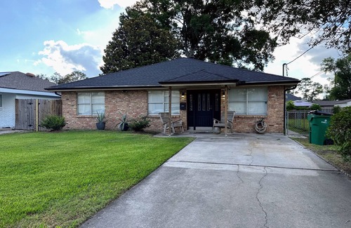 Kenner - Louis Armstrong International Airport Casa | Charming 2-bedroom house with AC, fitness room and WiFi in adorable Metairie