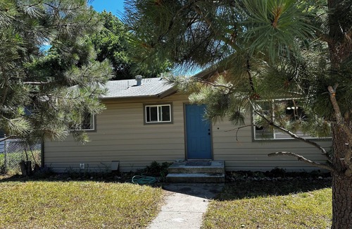 Franklin to the Fort Casa | Charming 2-bedroom house with heat, WiFi in amazing Missoula