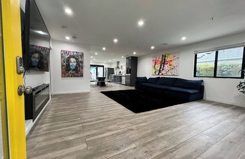 North Central Casa | Charming 2-bedroom house in delightful Pasadena with AC