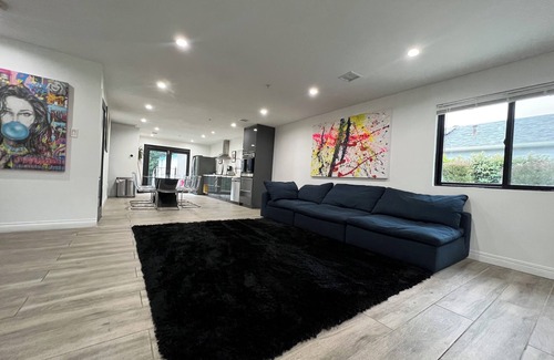 North Central Casa | Charming 2-bedroom house in delightful Pasadena with AC