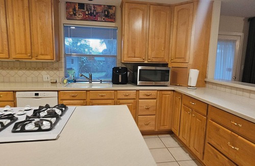 Rosenberg Casa | Charming 2-bedroom house, with Coworking space, AC, WiFi in welcoming Richmond