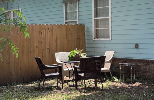 Benjamin Van Clark Park Casa | Charming 2-bedroom house in lovely Savannah, GA with WiFi, AC, backyard.