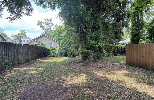 Benjamin Van Clark Park Casa | Charming 2-bedroom house in lovely Savannah, GA with WiFi, AC, backyard.