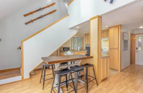 Sunriver Casa | Charming 2-bedroom house in lovely Sunriver with AC, WiFi