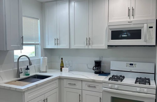 West Carson Casa | Charming 2-bedroom house in the South Bay with WiFi, AC