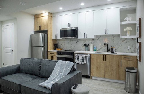 Southwest Calgary Casa | Charming 2-bedroom house in delightful Calgary with WiFi