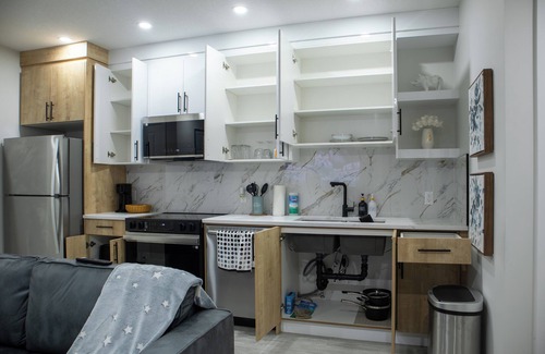 Southwest Calgary Casa | Charming 2-bedroom house in delightful Calgary with WiFi