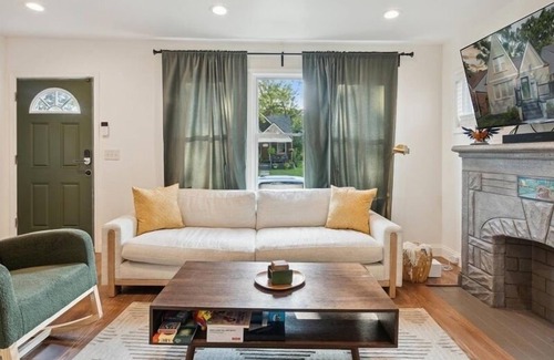 Detroit Casa | Charming 2-bedroom house in awesome Detroit with WiFi, AC
