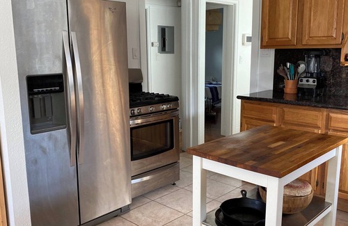 Oakland Casa | Charming 2-bedroom house in East Oakland with AC