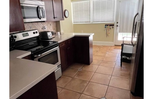 College Park Casa | Charming 2-bedroom house with WiFi, AC in vibrant College Park, Orlando