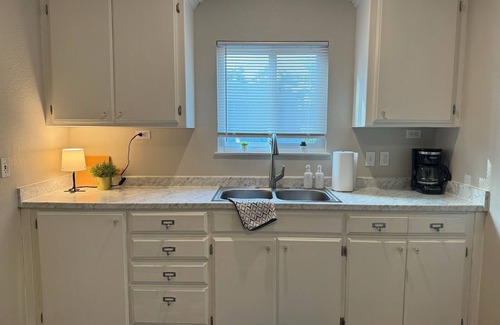 Turlock Casa | Charming 2-bedroom house in beautiful Turlock w/AC, plus near historic downtown