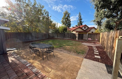 Turlock Casa | Charming 2-bedroom house in beautiful Turlock w/AC, plus near historic downtown