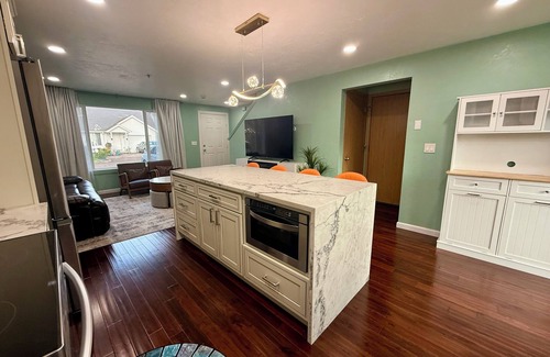 Albany Casa | Charming 2-bedroom house + WiFi, workspace, outdoor deck, fitness area in Albany