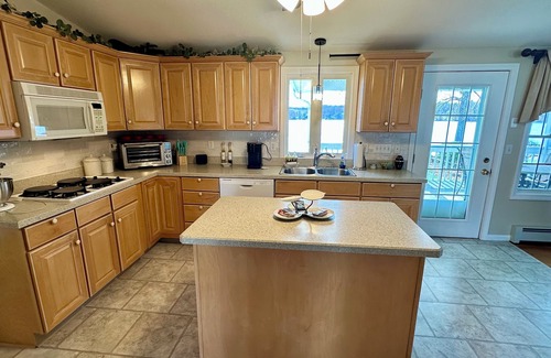 Bolton Casa | Charming 2-bedroom house located on Bolton Lake