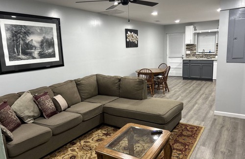 Macon Casa | Charming 2-bedroom house in beautiful Macon with AC, WiFi