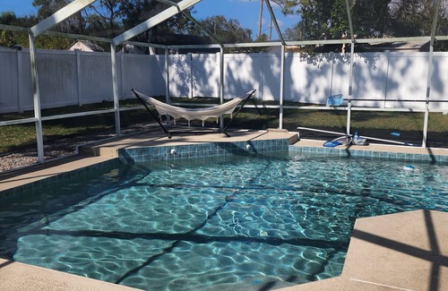 Temple Crest Casa | Charming 2- bedroom house in Tampa with a pool, WiFi & 5 mins from Bush Gardens