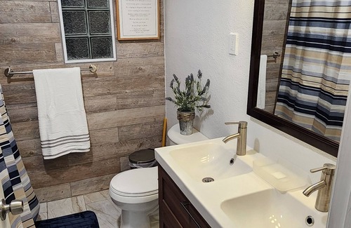 Temple Crest Casa | Charming 2- bedroom house in Tampa with a pool, WiFi & 5 mins from Bush Gardens