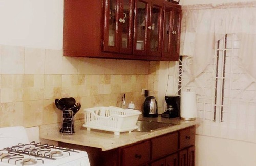 IronShore Estates Apartamento | Encantador apartamento de 2 dormitorios con vista al mar Caribe junto con 2 estudios