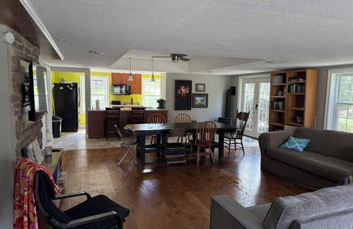 Willoughby Hills Apartamento | Charming 2-bedroom Kirtland apartment - Walk to Kirtland Temple